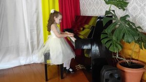 Лабадаева Валерия(7лет). Д.Кабалевский "Вальс",Т.Назарова "Летний дождик".