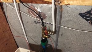 Ввод воды в каркасном доме на свайном фундаменте.
