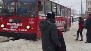 Застрял троллейбус в снежной каше на орловском автовокзале