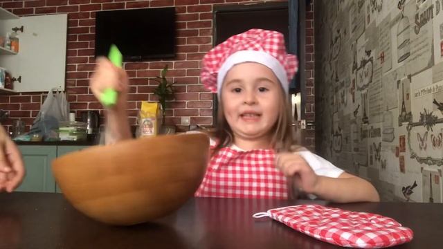 Алиса готовит куриные оладушки!!! смотреть онлайн