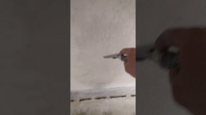 Как быстро и эффективно снять побелку с потолка.