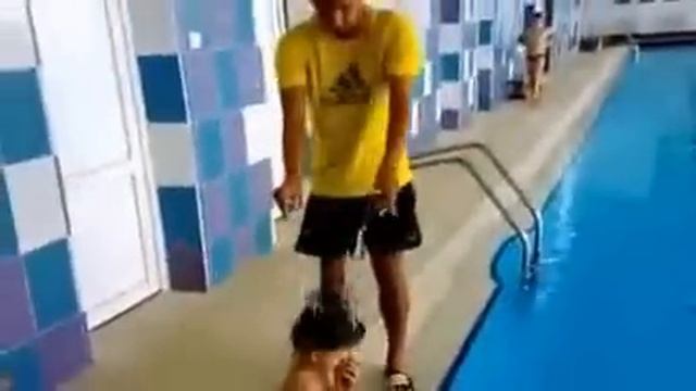 Вот как надо надевать шапочку для плавания смотреть онлайн