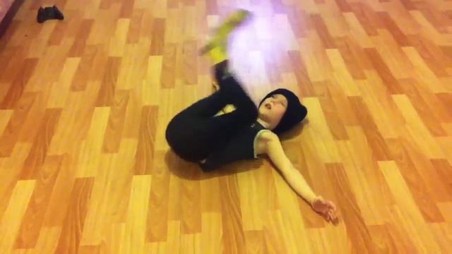 Уроки брейк-данса. Стойка на голове смотреть онлайн
