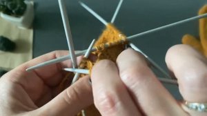 Вязаные варежки с косами из пряжи пух норки, мастер-класс вязание спицами.