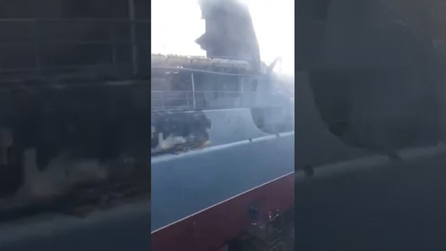 В Сети появилось первое видео пораженного в Севастополе большого десантного корабля «Минск».