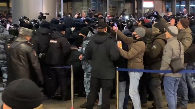 Задержания во Внуково. ОМОН пришел встречать Навального.