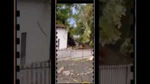 В Сочи сошел оползень из за ливней. В горном поселке в Дагомысе сползли и разрушились дома и дороги