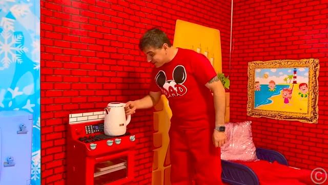 Настя и Папа строят игровой домик для детей и гуляют в парке развлечений.