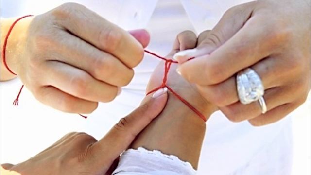 красная нить на запястье, зачем носят красную нить на руке, как завязывать нить на руке, смотреть онлайн