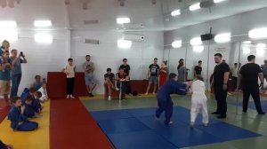 Дзюдо девочка против мальчика