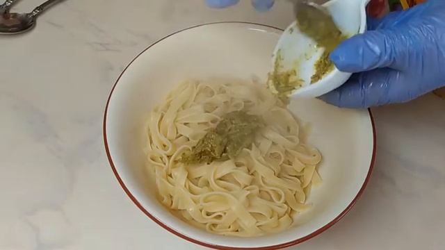 Паста с копченой курицей и соусом песто смотреть онлайн