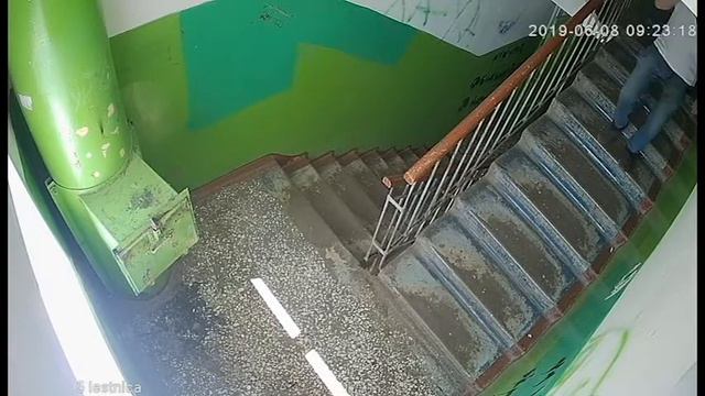 Курит в подъезде смотреть онлайн