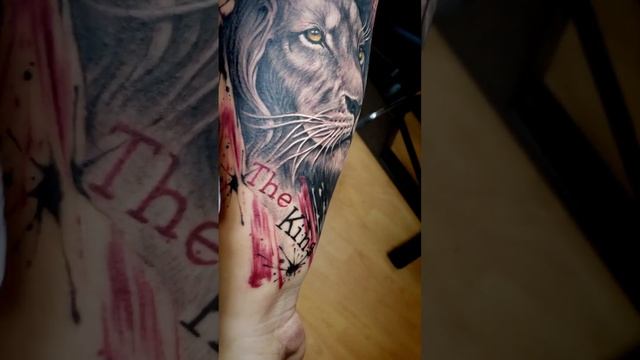 León Trashpolka tatuaje en antebrazo