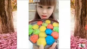 Как японцы и японки едят лёд