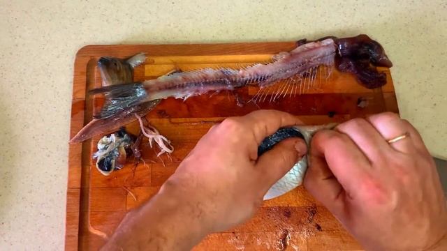 Разделка сельди! Как почистить и разделать селедку на филе! Соус для селедки винегрет!