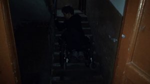 Как самостоятельно подниматься по лестнице на инвалидной коляске