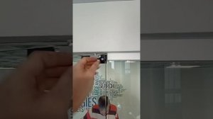 Как отрегулировать дверь из стекла в офисной перегородки с напольным доводчиком #секретыоконщика