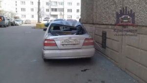Красноярец упал с девятого этажа на крышу машины и остался жив