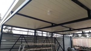 Навес для авто: по несущим столбам забора.