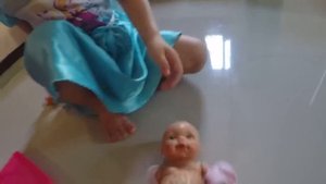 Викуля катает лялю на коляске и уронила ее, лечим лялю