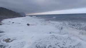 Видео от Дмитрия Меженного. Шторм в Черном море, вид с пляжа "Серебряный" ("Ближний")