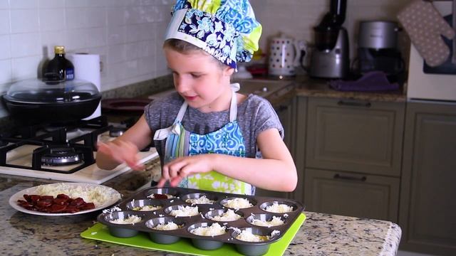 Веселая Готовка - Готовим Мини Пиццы Быстро И Очень Вкусно смотреть онлайн