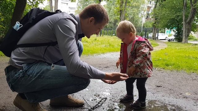 Диана играет в грязной луже. смотреть онлайн