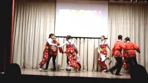 Русская народная песня Калинка малинка и праздничный пляс под нее в школе