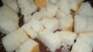 Салат из чесночных сухариков с помидорами и сыром