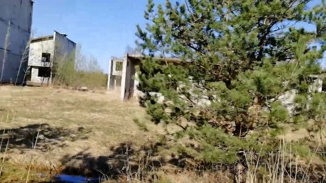 Заброшенный коттеджный поселок с прудами и островом Красный колос