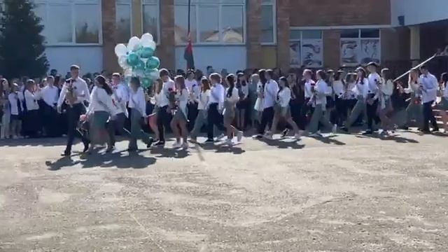 Последний звонок. Выход выпускников. смотреть онлайн