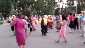 А НАСТОЯЩАЯ ПОДРУГА!???/ ТАНЦЫ В ПАРКЕ ГОРЬКОГО ХАРЬКОВ АВГУСТ 2021