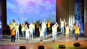 "Танцуй добро!" Выступление волонтеров на новогоднем спектакле, Блокнот Россошь, 27.12.2017