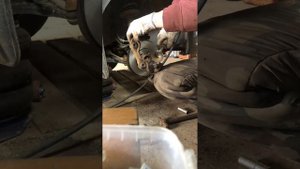 Polo sedan ,замена передних дисков и колодок .
