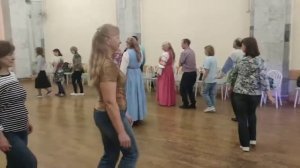 Олеся Каменская показывает танцевальные движения
