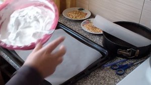 Меренговые коржи для торта// Рецепт приготовления// Меренга с арахисом и грецкими орешками.