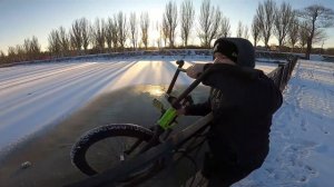 ШКОЛЬНИК НА БМХ ЧУТЬ НЕ ПРОВАЛИЛСЯ ПОД ЛЕД ! А Я ГОВОРИЛ ЕМУ НЕ ЛАЗИТЬ...