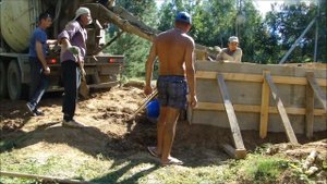 Заливка бетона М-300 для ленточного заглубленного фундамента.mp4