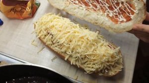 Фаршированный Батон- вкуснее, чем пицца!) Наш ужин.