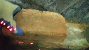Кладка кирпича в смотровой яме по лазерному уровню. Bricklaying .