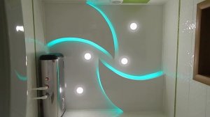 Двухуровневый потолок из панелей пвх в ванной комнате.