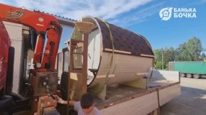 Доставка бани бочки 2,5 м с крыльцом