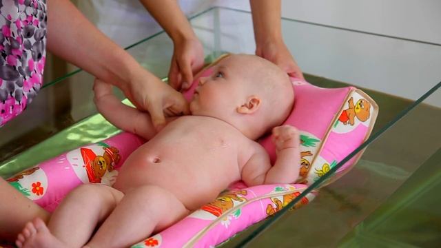Купание новорожденного малыша на плотике для новорожденных смотреть онлайн