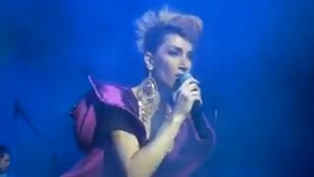 HANDE YENER - Bİ GİDENİ Mİ VAR CANLI PERFORMANS смотреть онлайн