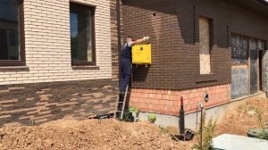 Монтаж ДРП на стене здания