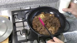Тушеное мясо в воке.    Stew in wok.