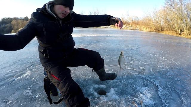 КАК ПОЙМАТЬ в ГЛУХОЗИМЬЕ? ЛЕЩ, ПЛОТВА. ПСЕЛ, заливы. Ловля на МОРМЫШКУ в г. Сумы. Январь 2022 смотреть онлайн