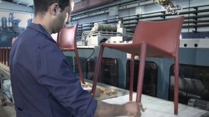 Как на фабрике Magis делают стулья Air Chair