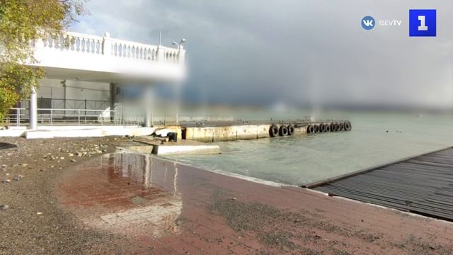 Шторм разрушил деревянное покрытие на Графской пристани