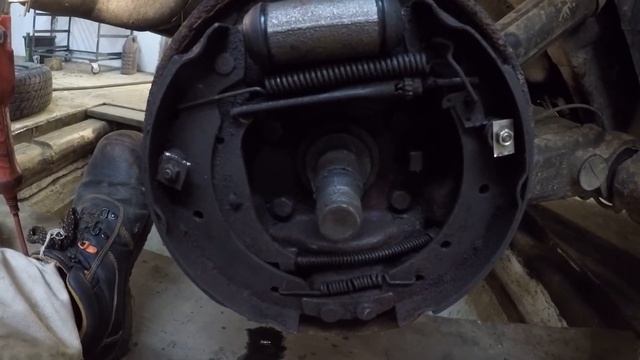 РЕНО ЛАГУНА.замена задних тормозных колодок и цилиндров. смотреть онлайн